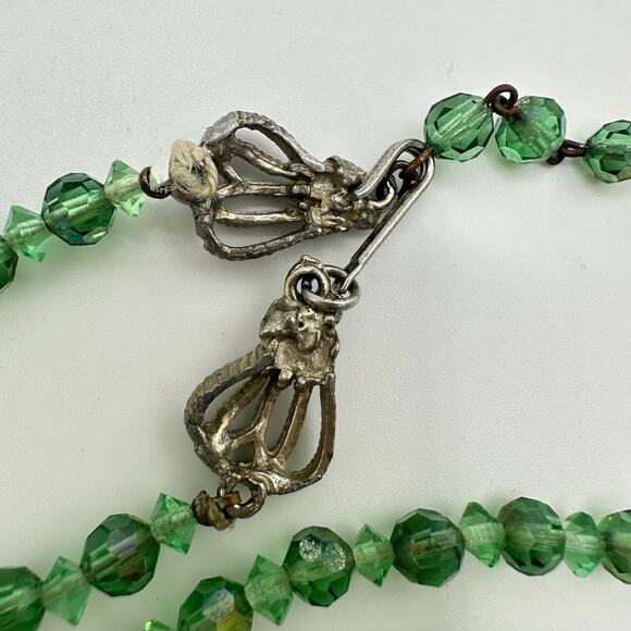 1950s vintage 38" green glass aurora borealis AB graduated beaded necklace - Picture 9 of 9